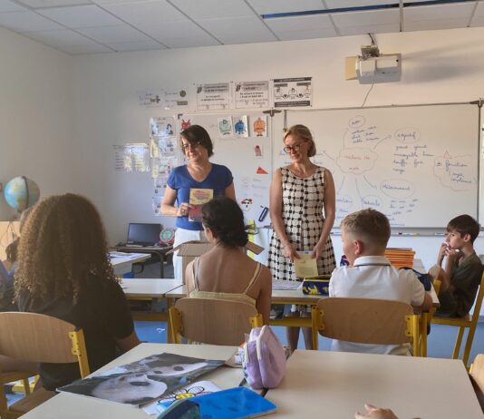 Grand Besançon. « Cet été, je lis » : les élèves de CM2 d’Étuz reçoivent leur livre pour les vacances Etuz lecture CM2 livre