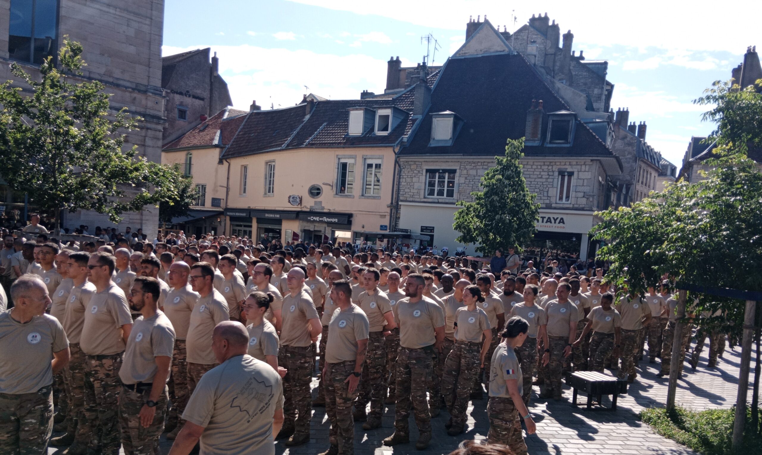 Soldats chantant en formation, centre-ville de Besançon