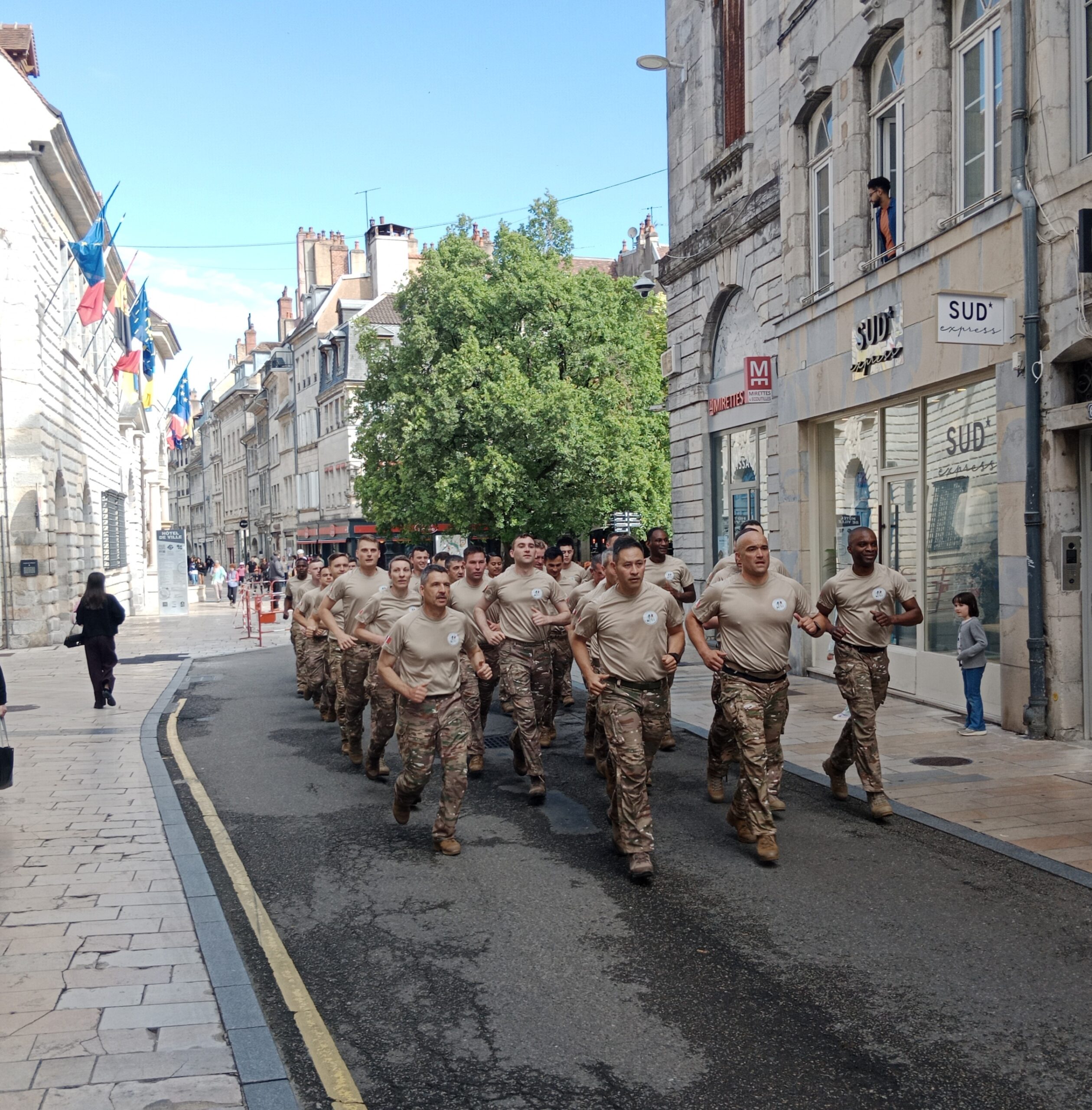 Cortège de soldats en footing dans les rues de Besançon