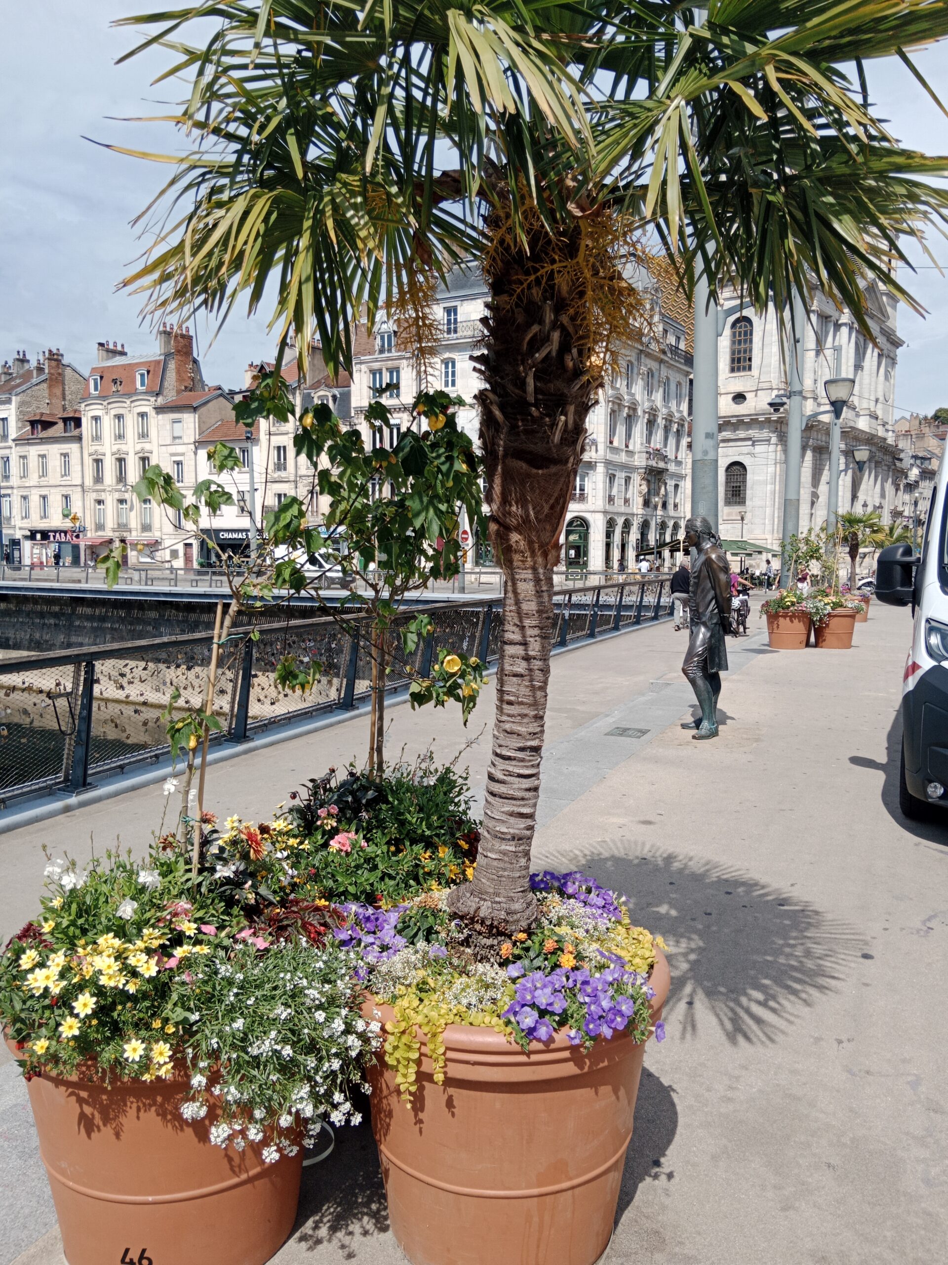 Bacs fleuris colorés en ville à Besançon