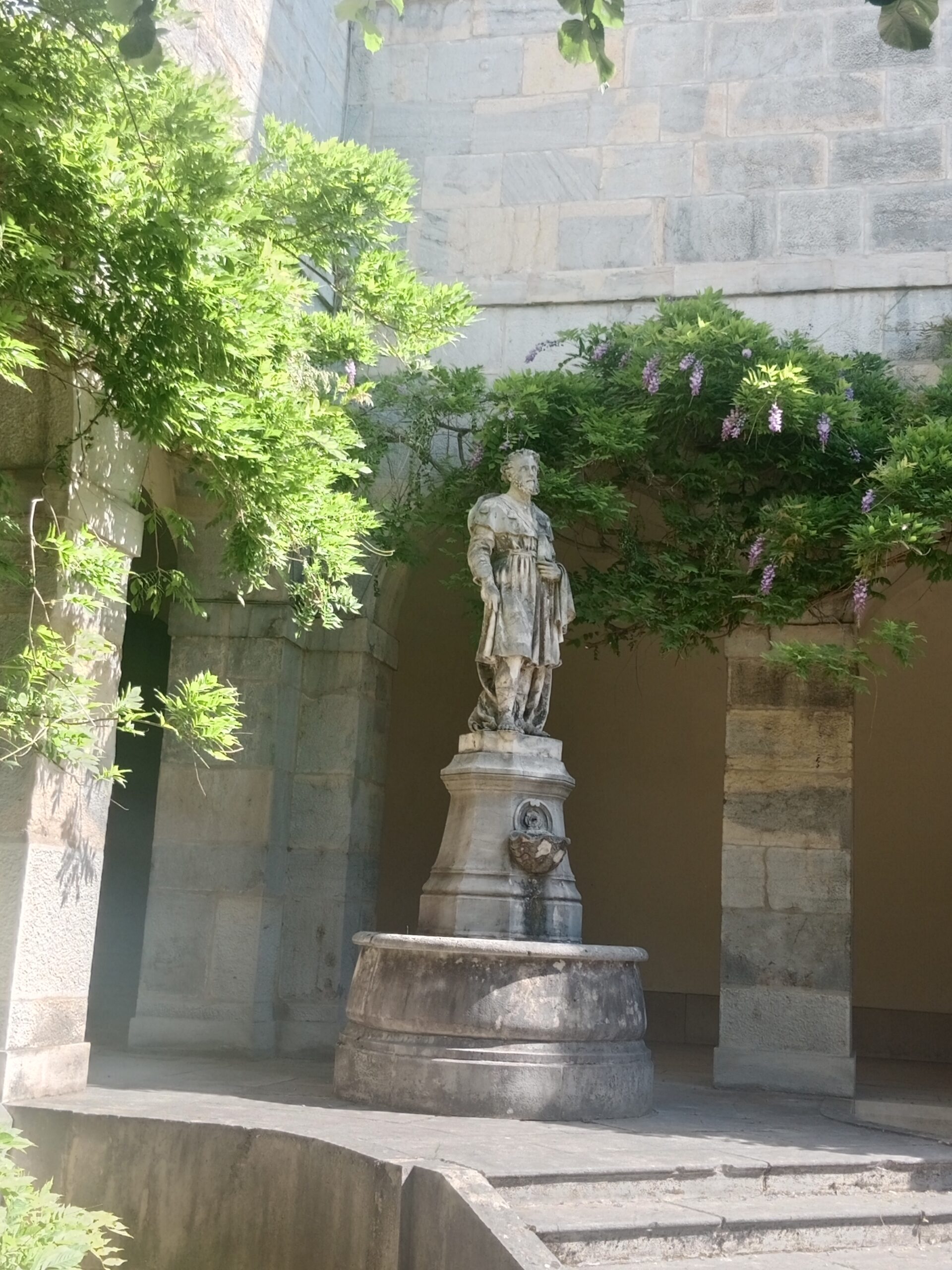 Cour intérieure végétalisée de l’hôpital Saint-Jacques à Besançon