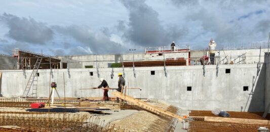Pontarlier. Huit mois après le début des travaux, le centre nautique Aqua Ô Doubs prend forme travaux Aqua Ô Doubs