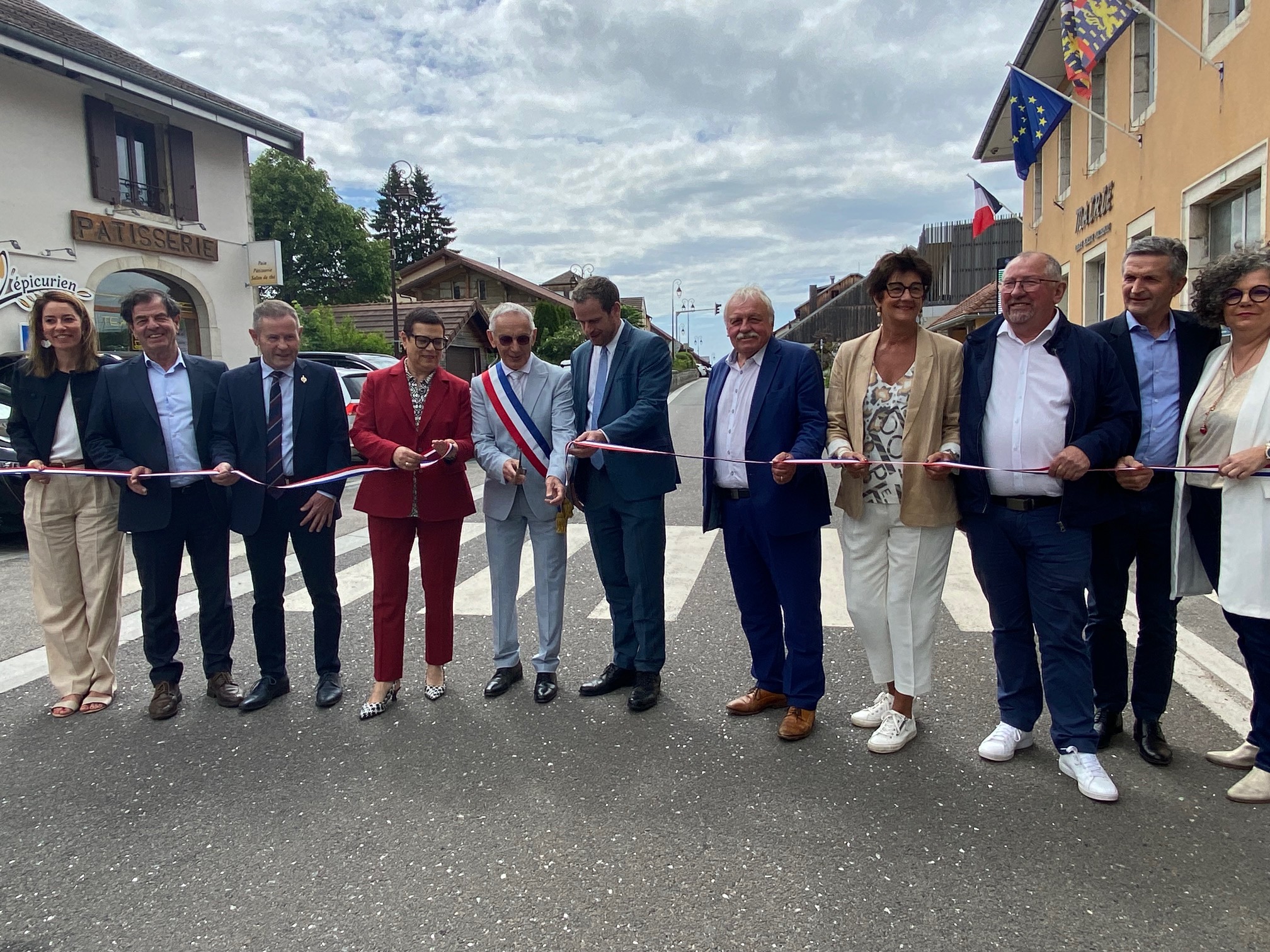 Élus et habitants lors d’une inauguration à Métabief