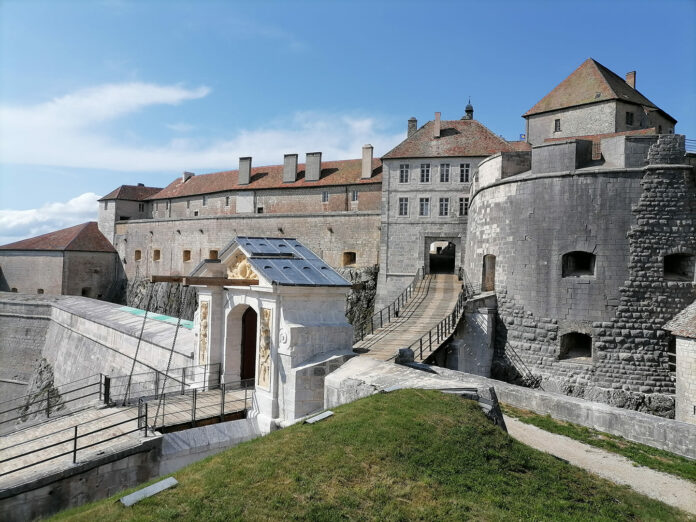 Chateau de Joux Cluse & Mijoux Chateau de Joux Cluse & Mijoux