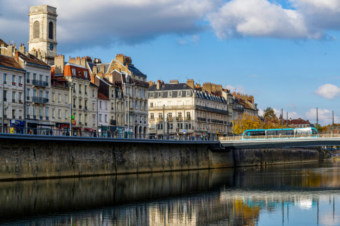 Balade le long de la rivière Doubs en automne à Besançon Tramway Besançon