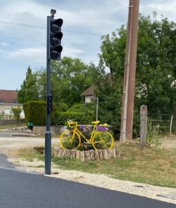 Décorations Tour de France, vélos colorés à Lavernay