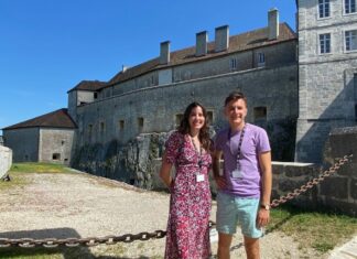 Les organisateurs devant le Château de Joux