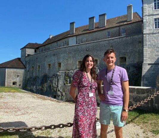 Les organisateurs devant le Château de Joux