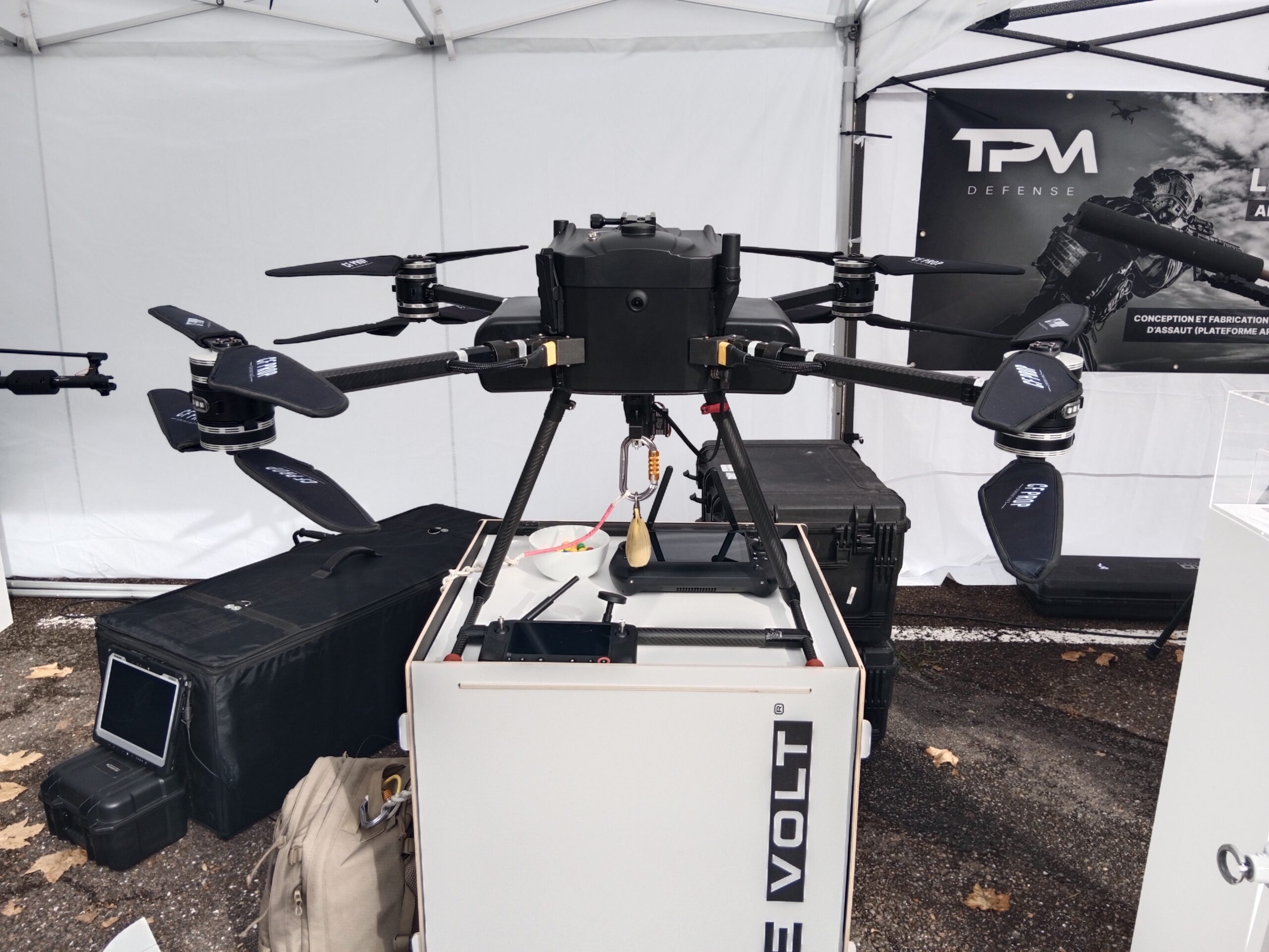 Militaires présentant équipements et véhicules lors démonstration innovation défense
