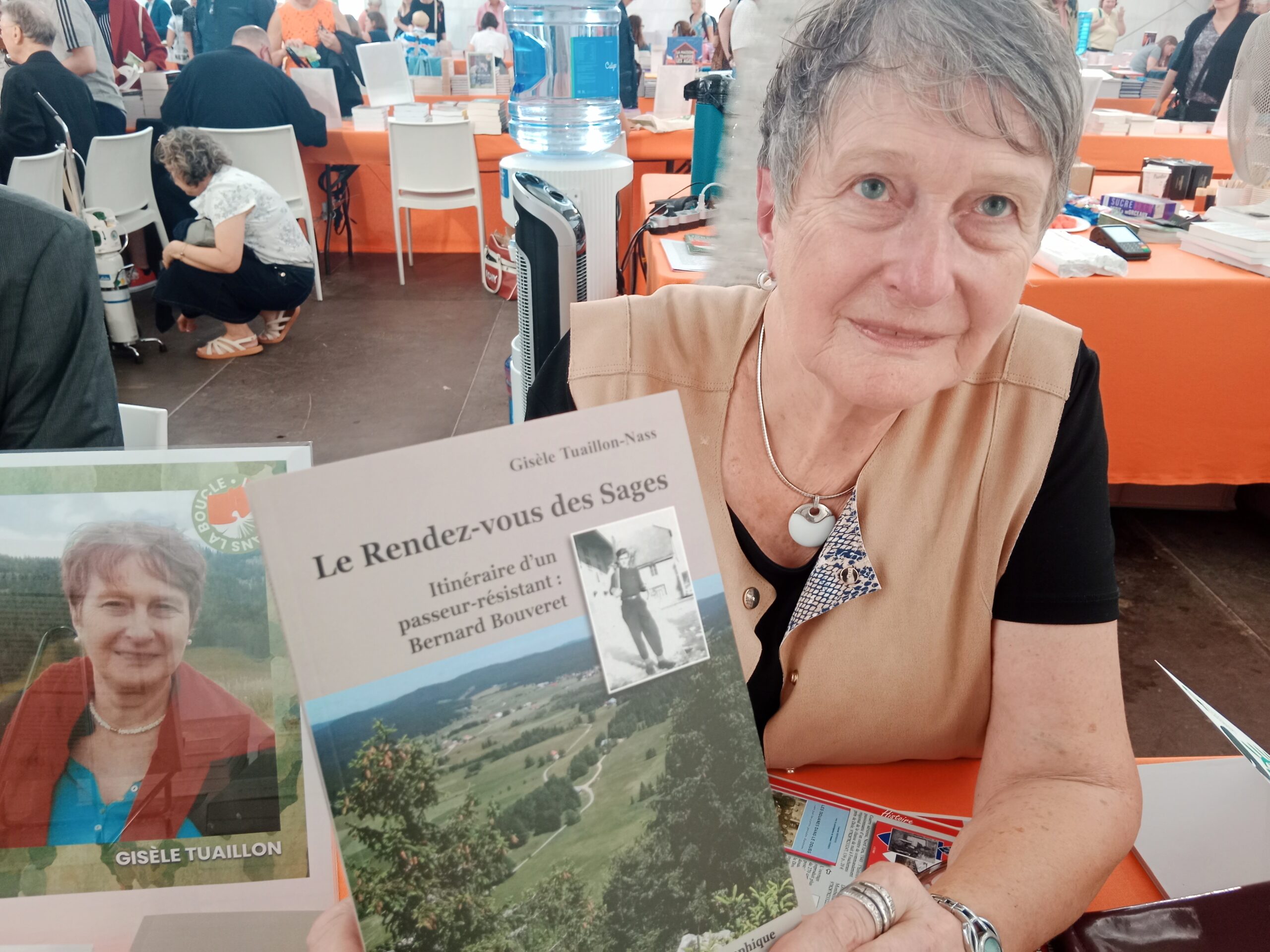 Libraire en dédicace au salon Livres dans la boucle
