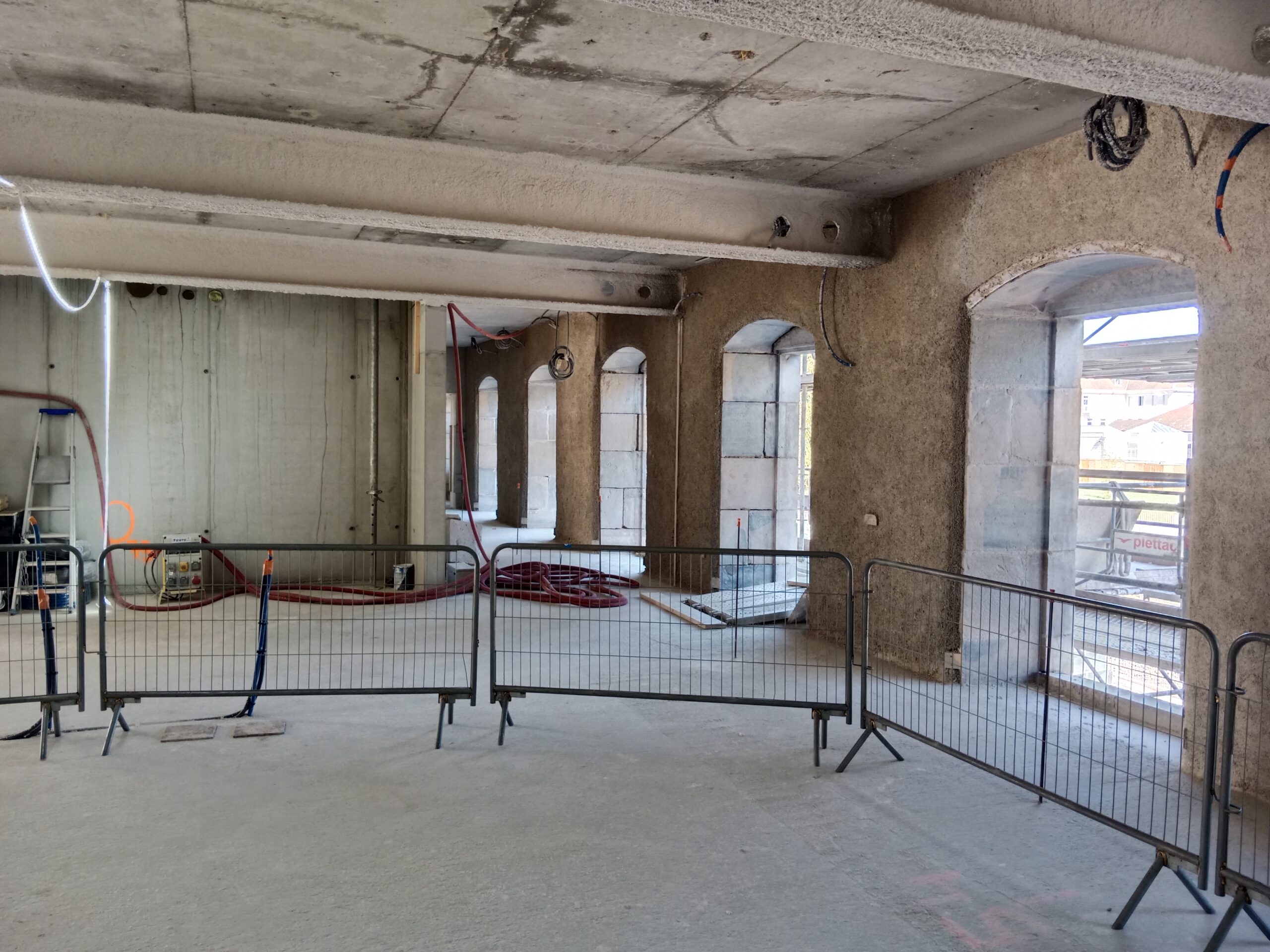 Façade en travaux, bâtiment historique rénové à Besançon
