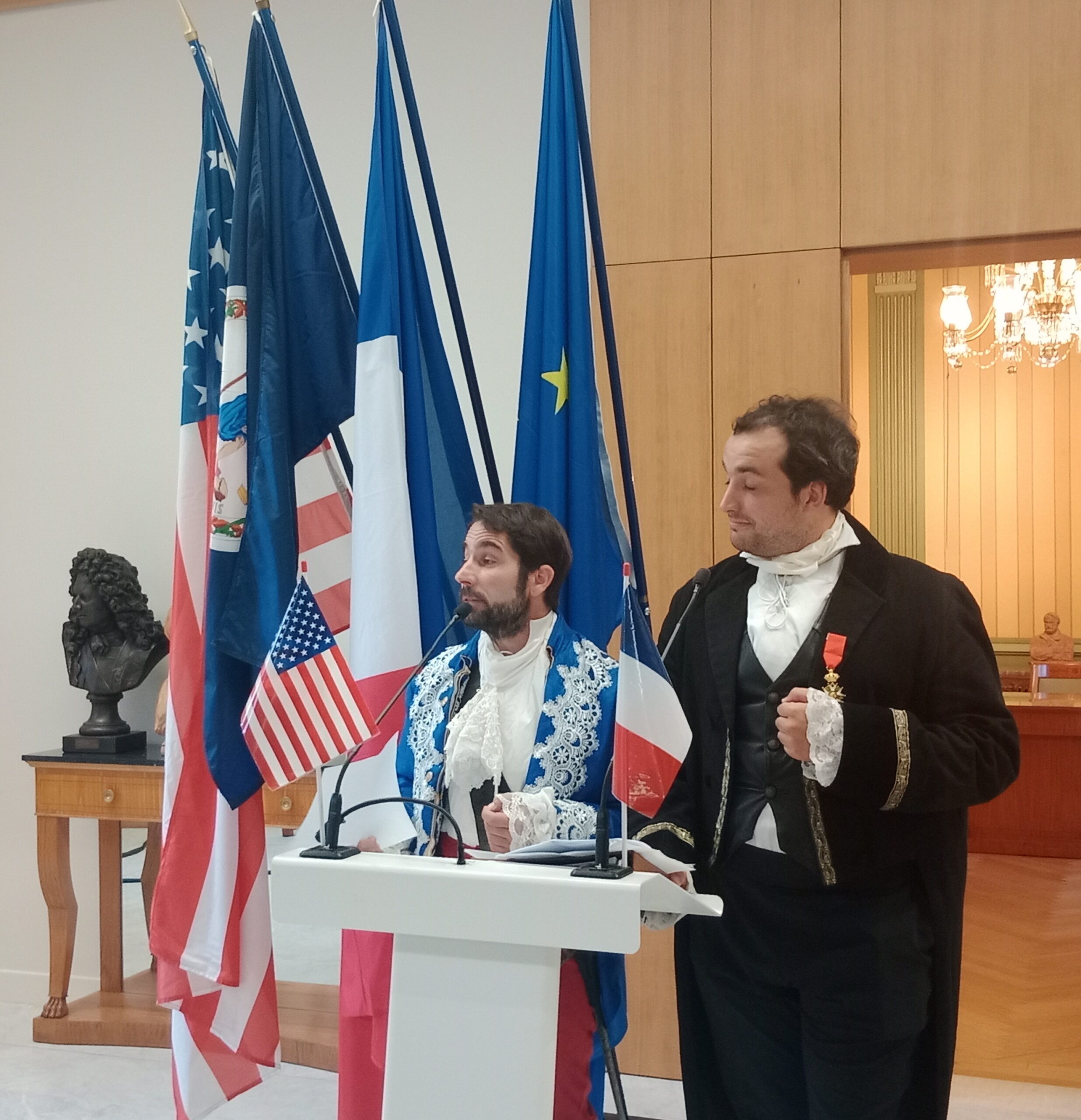 Groupe d’élus franco-américains posant à l’hôtel de ville
