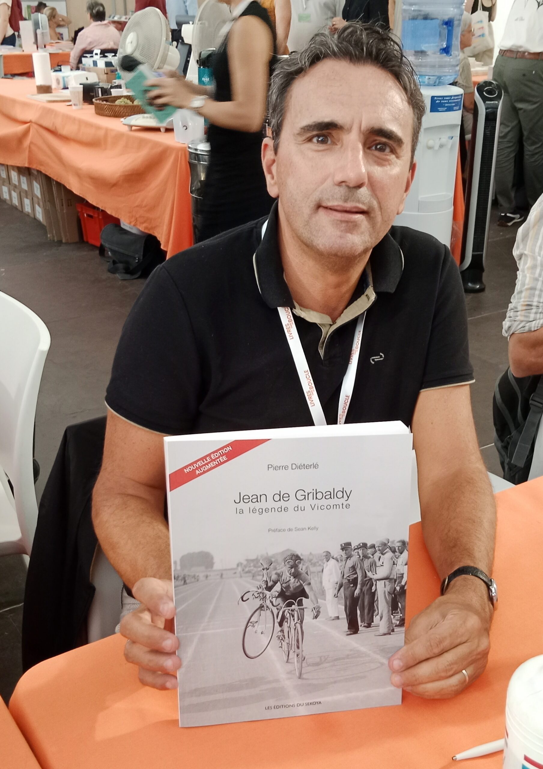 Stand de librairie et visiteurs au salon littéraire Besançon