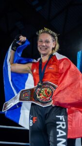 Championne de savate boxe, gants levés en pose
