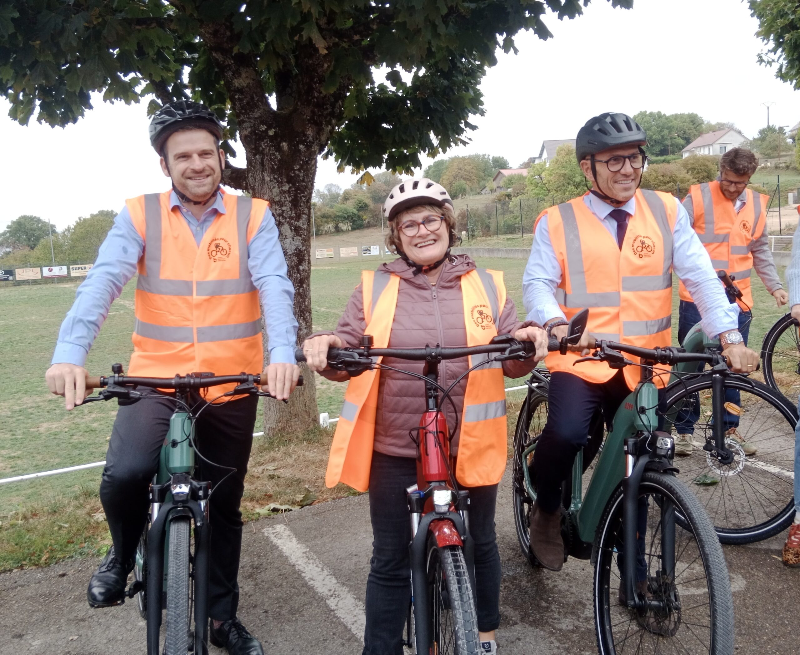 Élus inaugurant la piste cyclable, posant avec vélos